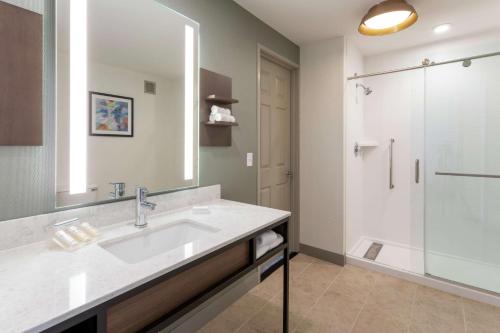 uma casa de banho com um lavatório e um chuveiro em Hilton Garden Inn Minneapolis/Bloomington em Bloomington