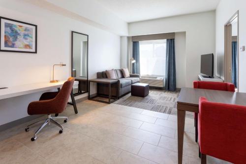 a living room with a table and chairs and a couch at Hilton Garden Inn Minneapolis/Bloomington in Bloomington