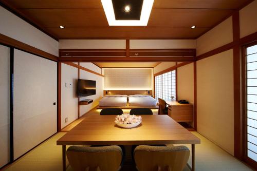 فندق هيلتون ناغويا في ناغويا: غرفة بطاولة وسرير وغرفة نوم