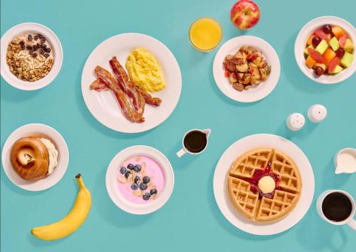 una mesa con platos de comida para el desayuno. en Hampton Inn & Suites Chicago-Downtown, en Chicago