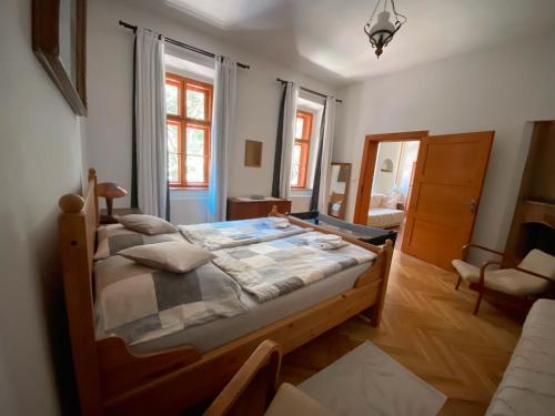 sypialnia z dużym łóżkiem w pokoju w obiekcie Apartmány Stará Prádelna w mieście Nový Dvŭr