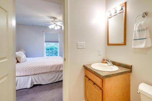 Ένα ή περισσότερα κρεβάτια σε δωμάτιο στο Cozy Campton Home 10 Mi to Tenney Mountain Resort