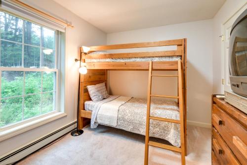sypialnia z łóżkiem piętrowym i oknem w obiekcie Cozy Campton Retreat about 10 Mi to Ski Resort! w mieście Campton