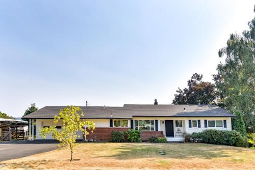 a home in the suburbs of australia at Serene Forest Grove Home with Deck and Stunning Views! in Forest Grove