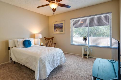 um quarto com uma cama, uma ventoinha de tecto e uma janela em Sun Lakes Home in Retirement Community with 3 Pools em Sun Lakes
