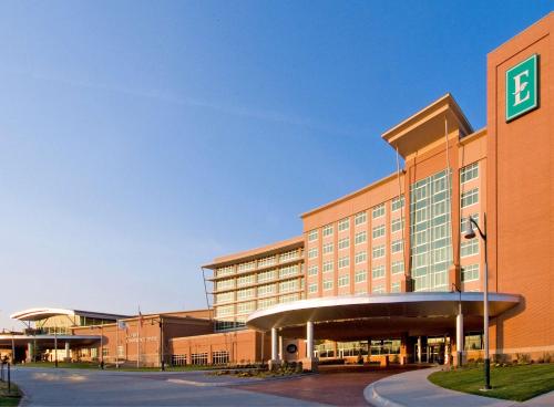 duży budynek ze szpitalem w obiekcie Embassy Suites Omaha- La Vista/ Hotel & Conference Center w mieście La Vista