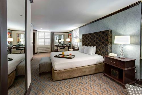 ein Hotelzimmer mit einem großen Bett und einem Schreibtisch in der Unterkunft Hilton Orrington/Evanston in Evanston