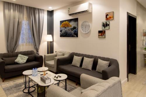 a living room with a couch and a table at سُكْنَى خصوصية عائلية بفخامة متناهية وبدخول ذكي النفل in Riyadh
