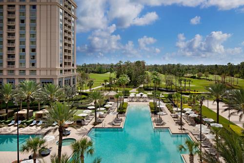 una vista aérea de un complejo con piscina y un edificio en Waldorf Astoria Orlando, en Orlando