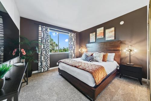 a bedroom with a large bed and a window at Beverly Hills 2 bed 2 bath Penthouse with Den and Parking 414 in Los Angeles