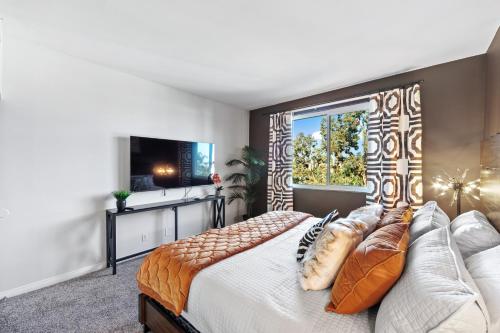 a bedroom with a large bed and a window at Beverly Hills 2 bed 2 bath Penthouse with Den and Parking 414 in Los Angeles