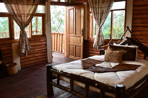Kisoro的住宿－Bwindi Orugano Lodge，小木屋内的一张床位