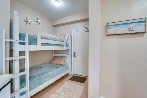 - une chambre avec des lits superposés dans une chambre avec une porte dans l'établissement Panama City Beach Condo Balcony with Ocean Views!, à Panama City Beach