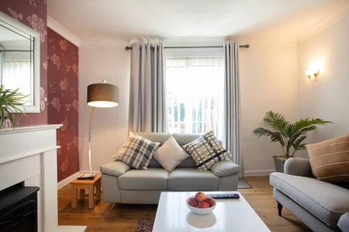 sala de estar con sofá y mesa en Rawmarsh House, Rotherham for Contractors, Business & families -Monthly Discount, en Rotherham