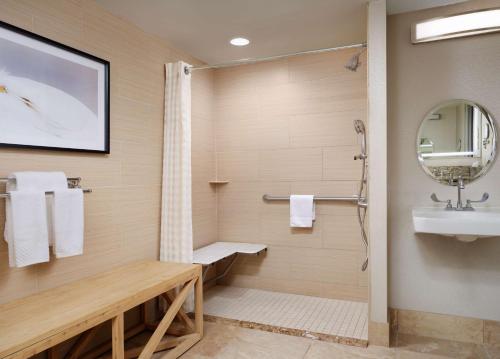 y baño con ducha y lavamanos. en DoubleTree by Hilton Hotel Philadelphia Center City, en Filadelfia