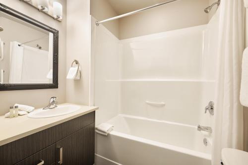 Un baño de SoLo Suites
