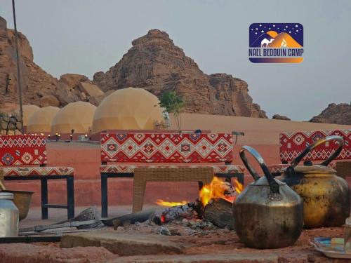 fogata con ollas, sartenes y tetera en Nael Bedouin camp en Wadi Rum