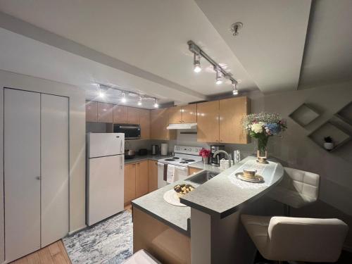 Cozy Downtown Condo Retreat with Space Needle View_3