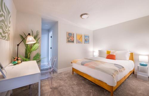 Кровать или кровати в номере The Yellow Door Denver - Mid Century Design & Comfort