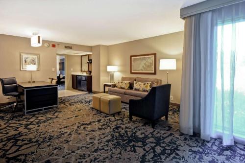 卡瑞Embassy Suites by Hilton Raleigh Durham Research Triangle的带沙发和书桌的客厅