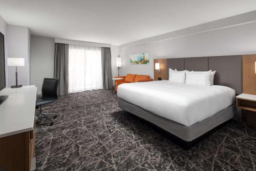 Postel nebo postele na pokoji v ubytování DoubleTree By Hilton Sacramento