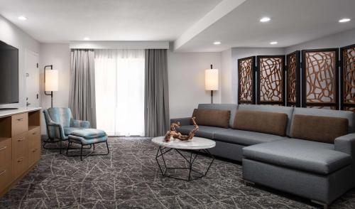 Posezení v ubytování DoubleTree By Hilton Sacramento