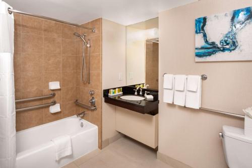 Hilton San Diego Airport/Harbor Island Image