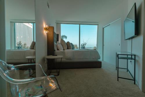 a bedroom with a bed and a view of the ocean at Modern Luxury 2 Bd Apt with Pool Views and free parking in Los Angeles
