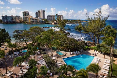 uma vista aérea de um resort com uma piscina e o oceano em The Condado Plaza Hilton em San Juan