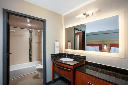 y baño con lavabo, aseo y espejo. en Candlewood Suites - Birmingham - Inverness, an IHG Hotel, en Birmingham