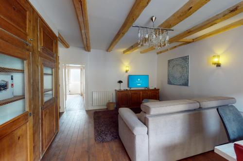 un salon avec un canapé et une télévision dans l'établissement Pamir - Beau T3 pouvant accueillir 5 personnes, à Annecy