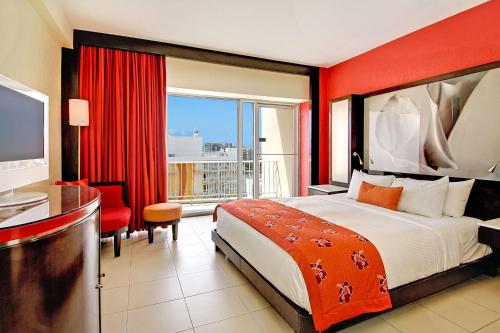 Postel nebo postele na pokoji v ubytování The Condado Plaza Hotel