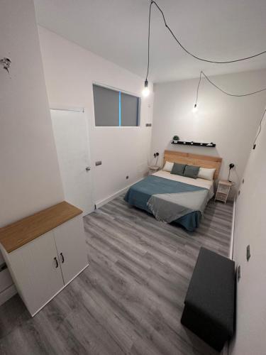 un dormitorio con una cama en una habitación en Casa Libertad Estepona, en Estepona