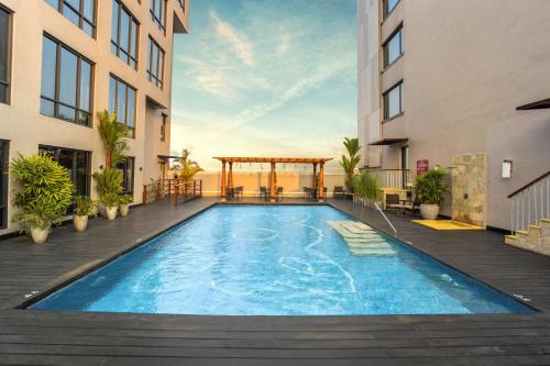 a swimming pool in the middle of a building at Hilton Garden Inn, Trivandrum in Trivandrum