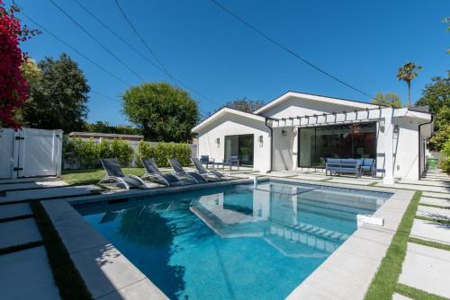 Gallery image of Universal Studio Stellar Home with pool and jacuzzi in Los Angeles
