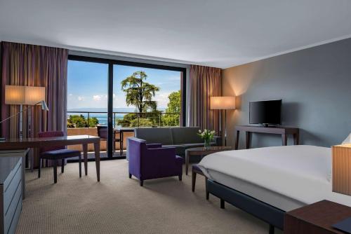 um quarto de hotel com uma cama e uma secretária em Hilton Evian Les Bains em Évian-les-Bains
