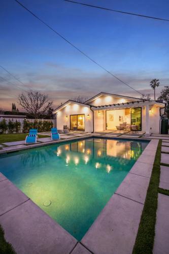 Gallery image of Universal Studio Stellar Home with pool and jacuzzi in Los Angeles
