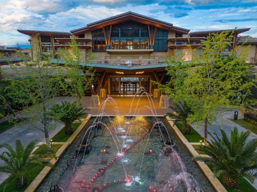 un bâtiment avec une fontaine en face d'un bâtiment dans l'établissement Hilton Dali Resort & Spa, à Dali