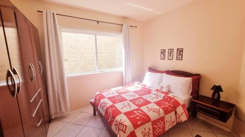 سرير أو أسرّة في غرفة في Residencial Cristina's-Apartamentos de 2-3 Quartos equipados com WiFi Garagem-Excelente Localização