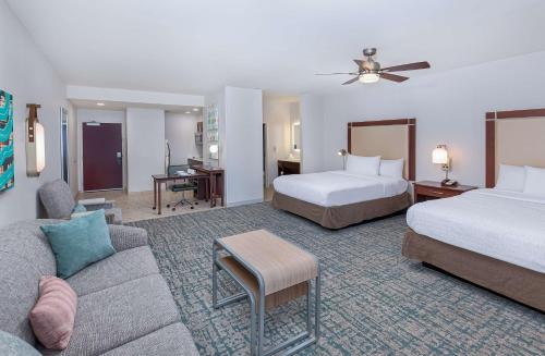 ein Hotelzimmer mit 2 Betten und einem Sofa in der Unterkunft Homewood Suites by Hilton Atlanta Perimeter Center in Atlanta