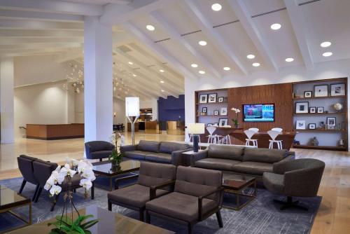 un vestíbulo con sofás y sillas y una sala de espera en Hilton Mississauga/Meadowvale en Mississauga