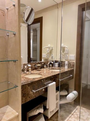 a bathroom with a sink and a shower and a mirror at Espetacular apartamento em Canela, Laje de Pedra - Mountain Village in Canela