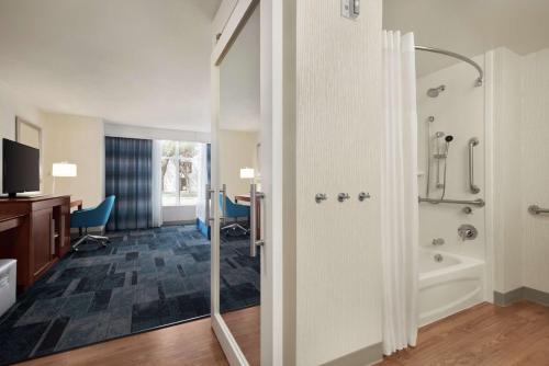 Cette chambre comprend une salle de bains pourvue d'une baignoire et d'une douche. dans l'établissement Hampton Inn & Suites Rosemont Chicago O'Hare, à Rosemont