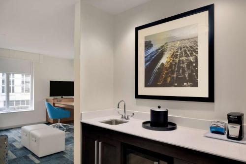 TV a/nebo společenská místnost v ubytování Hampton Inn & Suites Rosemont Chicago O'Hare