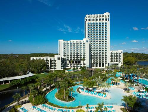 een luchtzicht op het resort met een groot gebouw bij Hilton Orlando Buena Vista Palace - Disney Springs Area in Orlando