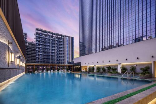 La alberca dentro o cerca de DoubleTree by Hilton Hotel Shenzhen Longhua, Near Huawei, Foxcnn, Shenzhen North Railway, Uniwalk & Uniworld Shopping Mall, Sam's Club