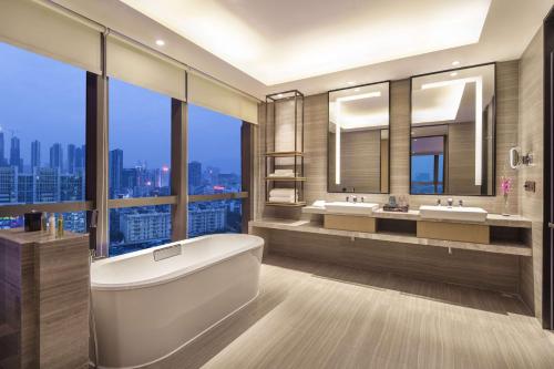 Koupelna v ubytování DoubleTree by Hilton Hotel Shenzhen Longhua, Near Huawei, Foxcnn, Shenzhen North Railway, Uniwalk & Uniworld Shopping Mall, Sam's Club