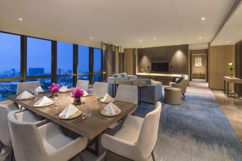 Un lugar para sentarse en DoubleTree by Hilton Hotel Shenzhen Longhua, Near Huawei, Foxcnn, Shenzhen North Railway, Uniwalk & Uniworld Shopping Mall, Sam's Club