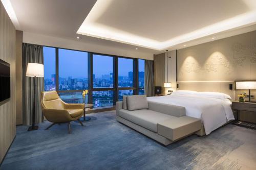 Postel nebo postele na pokoji v ubytování DoubleTree by Hilton Hotel Shenzhen Longhua, Near Huawei, Foxcnn, Shenzhen North Railway, Uniwalk & Uniworld Shopping Mall, Sam's Club