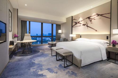 Una televisión o centro de entretenimiento en DoubleTree by Hilton Hotel Shenzhen Longhua, Near Huawei, Foxcnn, Shenzhen North Railway, Uniwalk & Uniworld Shopping Mall, Sam's Club